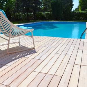 Piastrelle in legno chiaro (Piastrelle in legno) a bordo piscina con sedia a sdraio. Ideale per esterni.