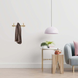 Appendiabiti in legno t.b.t. con giacca al muro. Ideale per ingresso e camera da letto.