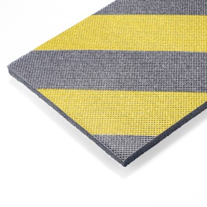 Tappetino auto a righe giallo-grigio per esterni.