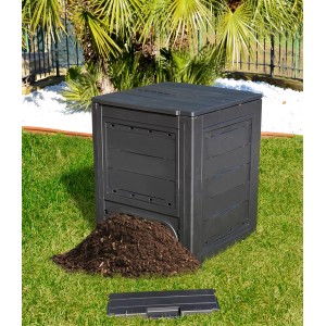 Compostiera t.b.t. nera con mucchio di compost nel giardino.