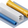 Vari tubi e profili in blu, bianco e giallo su una superficie grigia.