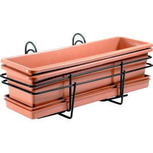 Diversi vasi da fiori t.b.t. in terracotta con supporto nero per balcone.