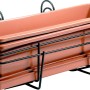 Diversi vasi da fiori t.b.t. in terracotta con supporto nero per balcone.