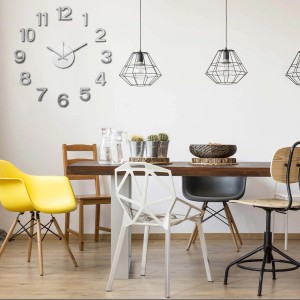 Orologio da parete moderno con numeri argentati in sala da pranzo. Accento decorativo per la tua casa.