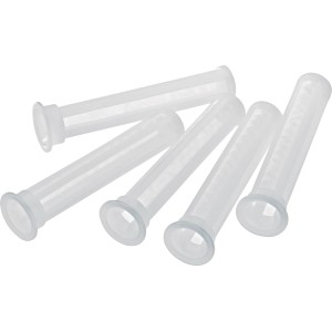 Diversi filtri bianchi per irrigazione interrata.