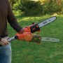 Black+Decker PS7525 elettrosega telescopica con barra da 25 cm in uso.