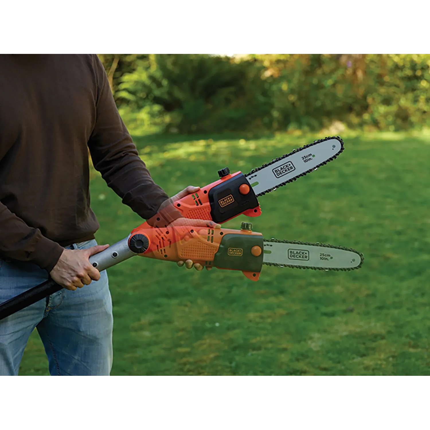 Black+Decker PS7525 elettrosega telescopica con barra da 25 cm in uso.