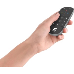 Mano che tiene il telecomando nero Eglo Zigbee Remote 2.0 per controllare le luci Connect.