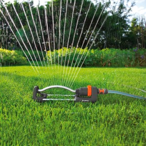 Irrigatore oscillante Gardena Aqua S 220: irrigazione precisa e uniforme del prato.