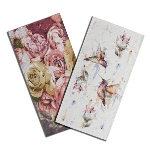 Stuoie: Due tappetini da bagno con motivi floreali e uccelli.