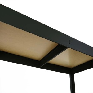 Dettaglio di uno scaffale t.b.t. nero con ripiani in legno.