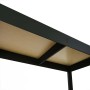 Dettaglio di uno scaffale t.b.t. nero con ripiani in legno.
