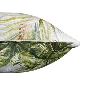 Dettaglio di un cuscino da esterno con motivo a foglie tropicali.