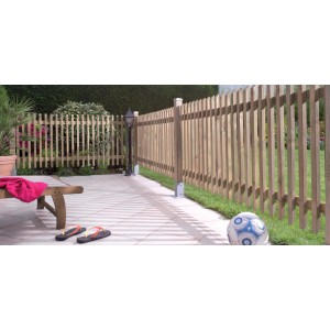 Recinzione in legno della categoria recinzioni da giardino. Tonalità legno naturale, listelli verticali.