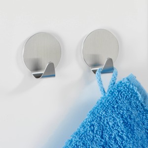 Set da 2 ganci rotondi Wenko medi in acciaio inox opaco. Porta asciugamani per bagno e casa.