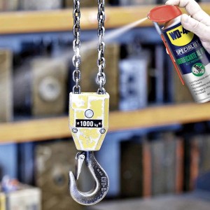 WD-40 Specialist Lubrificante AL PTFE spruzzato su un paranco a catena.