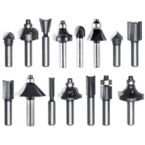 Set di diverse frese per la lavorazione del legno. Strumenti precisi per vari lavori di fresatura.