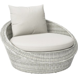 Poltrona da esterno rotonda t.b.t. in rattan con cuscino.