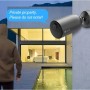 Telecamera di sicurezza a batteria per esterni Ezviz EB3 montata su una parete di casa, che scoraggia gli intrusi.