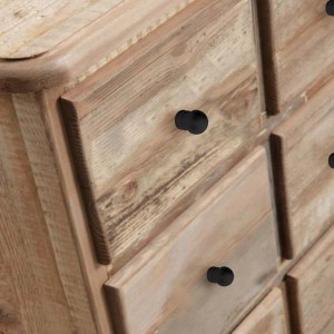 Dettaglio di un mobile in legno con pomelli neri t.b.t.