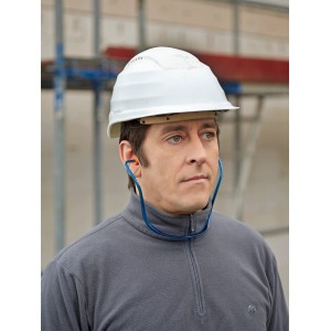 Uomo con casco bianco e cuffie antirumore LUX Proflex in uso.