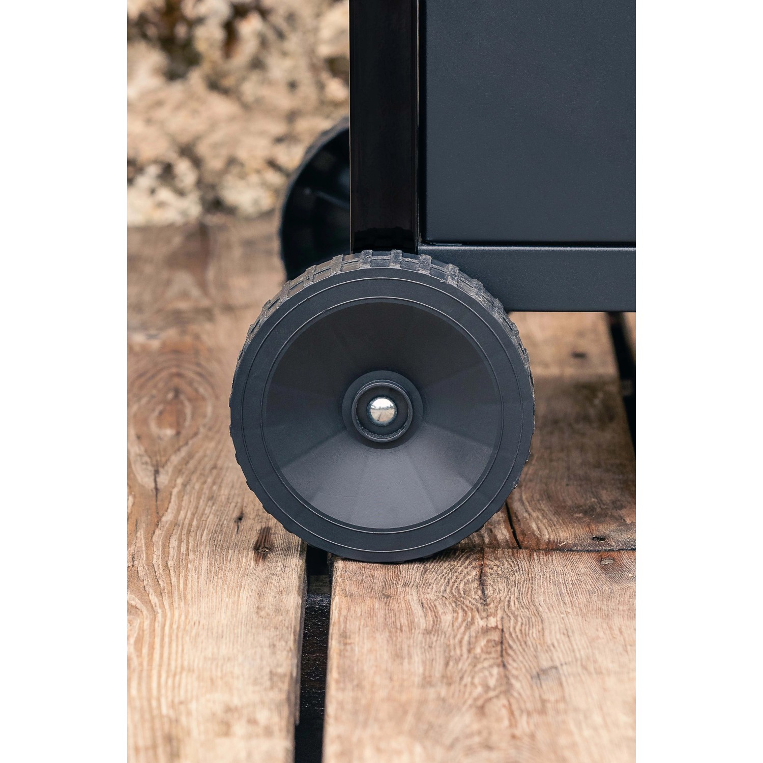 Dettaglio: Ruota di un barbecue a gas t.b.t. per un facile trasporto.