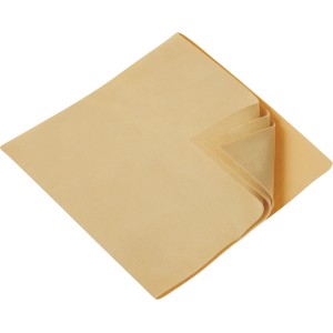 Panno beige t.b.t. per la cura dell'auto, mostrato piegato.