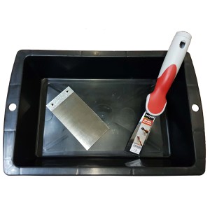 Vasca di miscelazione nera con spatola e cazzuola lisciante per lavori di stucco.