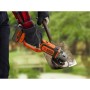 Black+Decker Smerigliatrice angolare a batteria 18V, 125mm in uso per la molatura.
