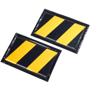 Due protezioni rettangolari OBI per garage con strisce gialle e nere per prevenire graffi.