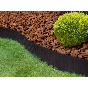 Bordo per prato antracite in PET (900x20cm) tra prato e aiuola.