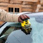 Raschiaghiaccio elettrico Kärcher EDI 4 giallo in uso su un parabrezza auto ghiacciato.