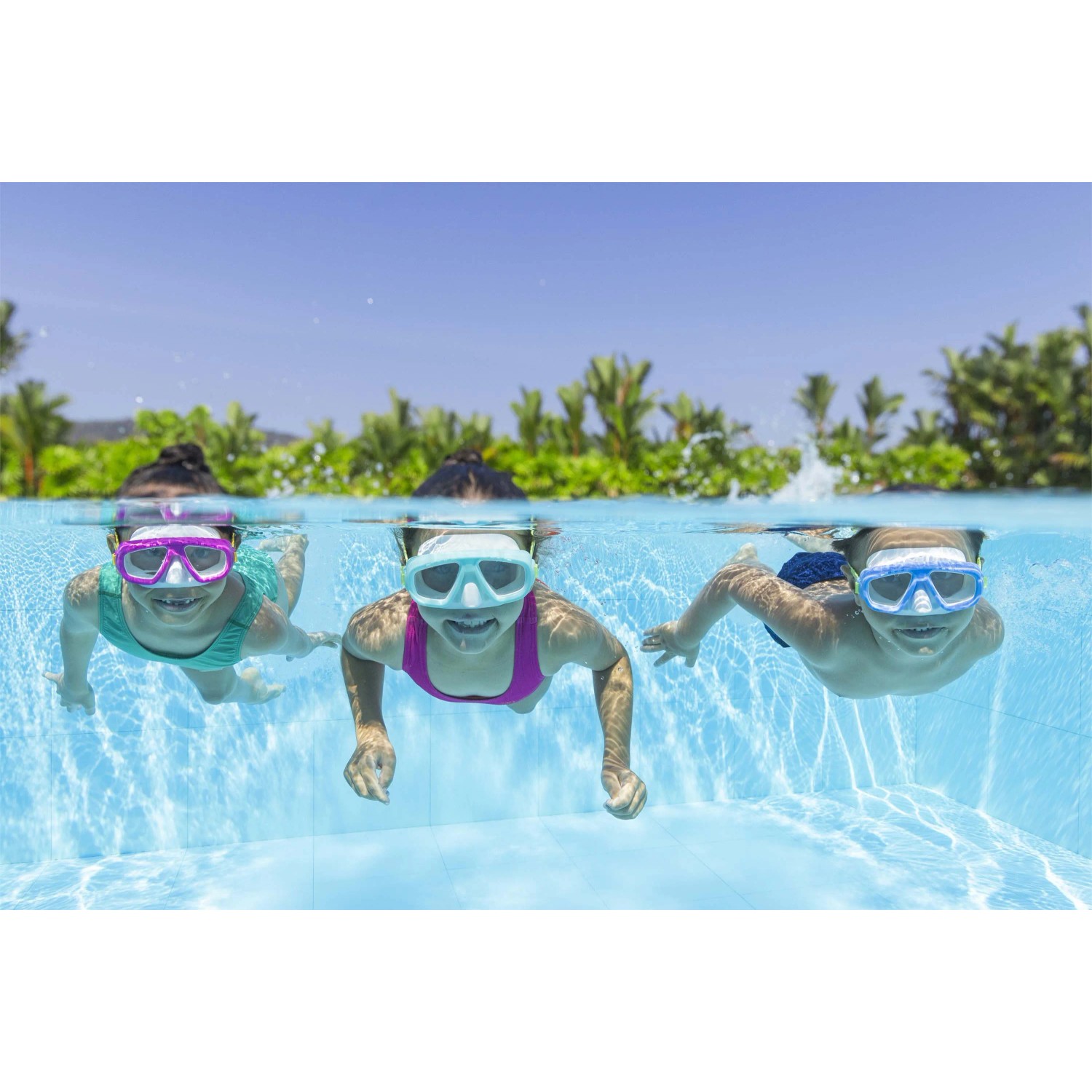 Bambini con maschere da sub colorate in piscina. Divertimento in acqua con occhialini e accessori.