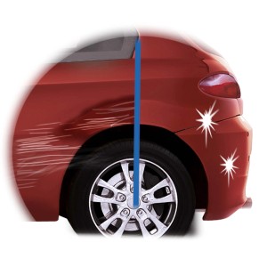 Effetto prima e dopo: auto con graffi e dopo la riparazione della vernice.