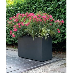 Fioriera Deroma Divider Millennium color antracite (99 cm) con piante in giardino.