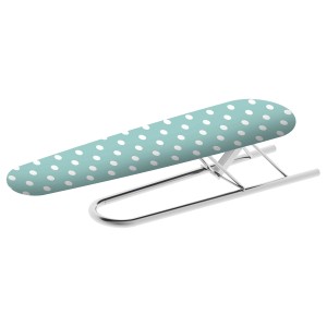 Asse da stiro per maniche con rivestimento blu a pois bianchi.