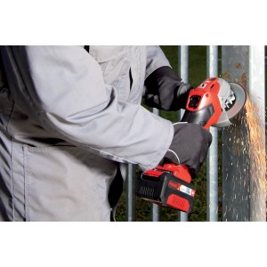 Smerigliatrice angolare a batteria t.b.t. in azione durante la smerigliatura del metallo.