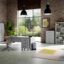 Ufficio con scrivania moderna e mobili da ufficio coordinati in grigio e bianco.