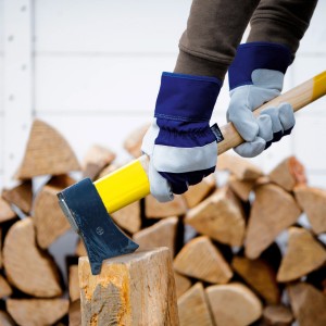 Guanti da lavoro in pelle crosta bovina (taglia 10) mentre si spacca la legna. Abbigliamento da giardino per un lavoro sicuro.