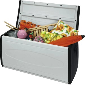Box da giardino t.b.t. bianca aperta con vari contenuti come cuscini e attrezzi da giardinaggio.