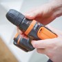 Avvitatore a batteria Black+Decker BDCDD12K in mani, arancione e nero.