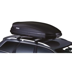 Box da tetto nera su un'auto, accessorio per il trasporto.