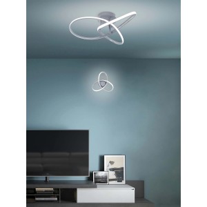 Applique LED moderna con anelli intrecciati su soffitto e parete.