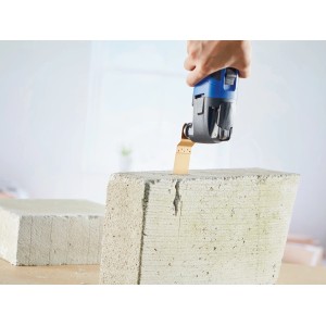 Lama a tuffo LUX HM (33 mm) in uso per la lavorazione della pietra con un multiutensile.