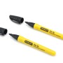 Due pennarelli indelebili Stanley Fine Tip gialli con cappucci neri.