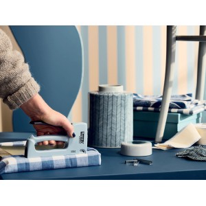 Cucitrice manuale Rapid R53 Skärgård che fissa tessuto a quadri blu.