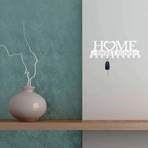 Portachiavi bianco con scritta "Home Sweet Home" e chiave.