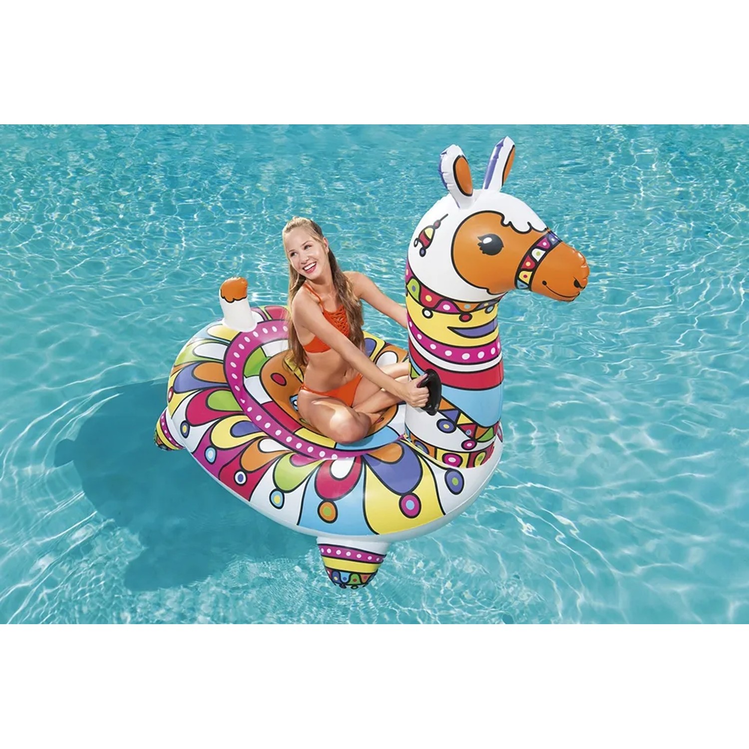 Galleggiante Bestway POP Llama, colorato lama gonfiabile con donna in piscina.