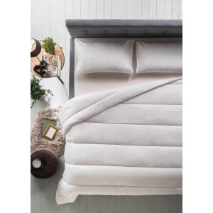 Set di biancheria da letto con piumone e cuscini su un letto. Lenzuola.