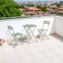 Set di mobili da giardino t.b.t. verde con tavolo e due sedie su una terrazza.